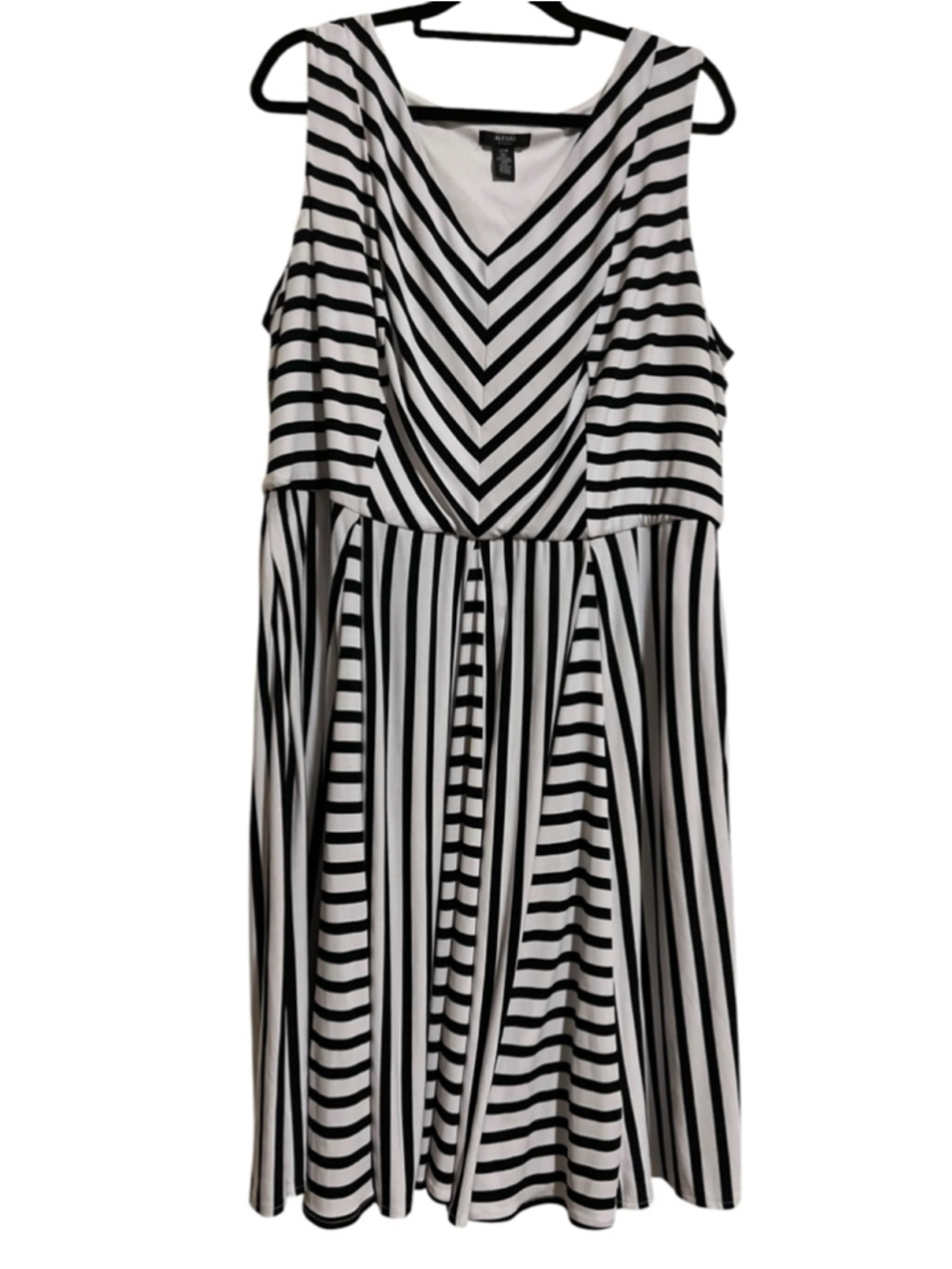 EUC Women's Alfani Plus Size 22W Black & White Striped Sleeveless Dress